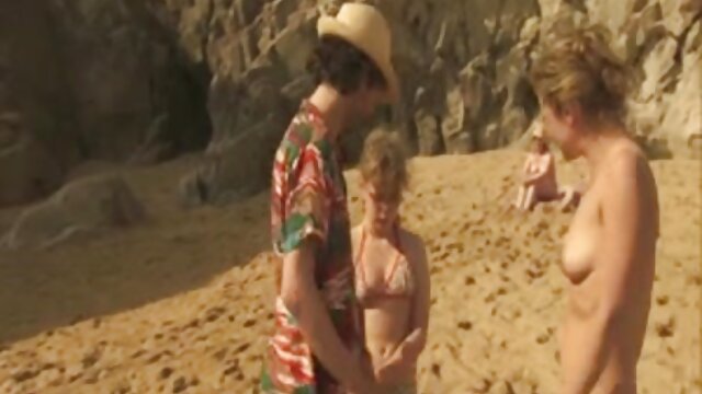 Висока дефиниција :  Две евротинејџерки уживаат во голем пекер Бесплатни видео клипови 