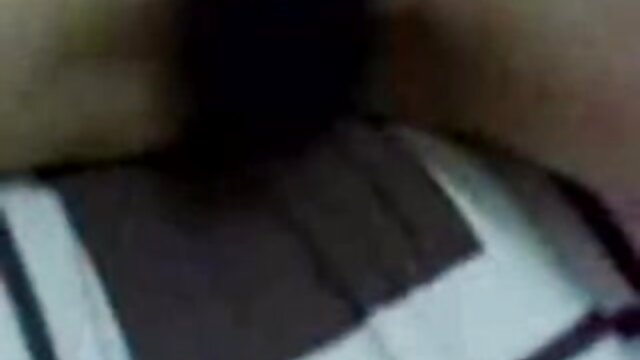 Висока дефиниција :  Зрела дама во долна облека ја учи црната девојка како да задоволи пичка Бесплатни видео клипови 