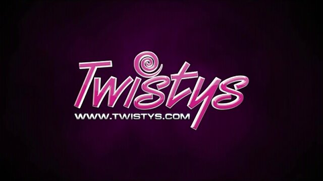 Висока дефиниција :  Срамежлива тинејџерка ги покажува нејзините весели цицки и добива плата да цица кур Бесплатни видео клипови 