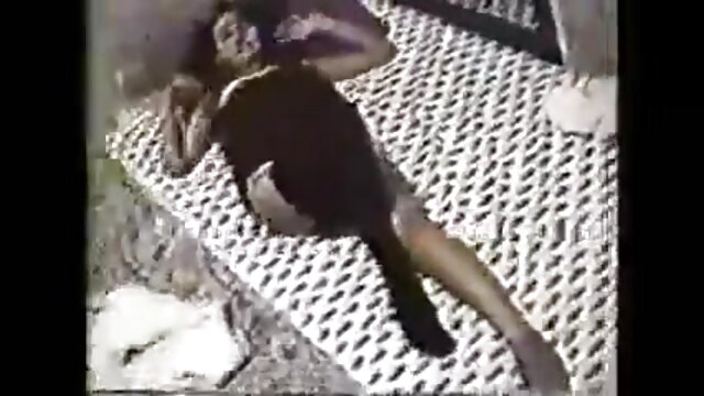 Висока дефиниција :  Бимбо русокосата се согласува да има тројка со нови пријатели во теретана Бесплатни видео клипови 