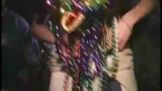 Висока дефиниција :  Здодевната ноќ во барот се претвора во жешка тројка Бесплатни видео клипови 