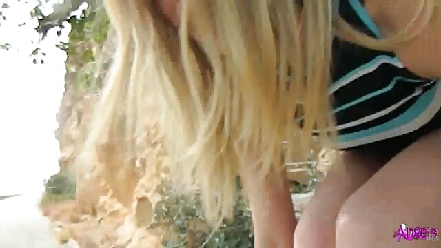 Висока дефиниција :  Шарена девојка сака да си го поигра својот прекрасен клошар Бесплатни видео клипови 