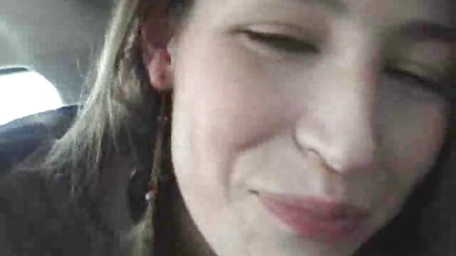 Висока дефиниција :  Заоблената бринета со огромни природни гради станува супер откачена Бесплатни видео клипови 
