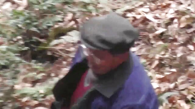Висока дефиниција :  Ситната бринета е во секси долна облека и со кур нагоре Бесплатни видео клипови 