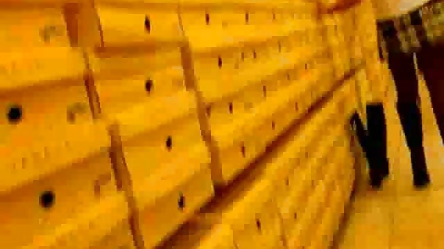 Висока дефиниција :  Темнокосата девојка е вистински микс во спалната соба и ќе прави што сака Бесплатни видео клипови 
