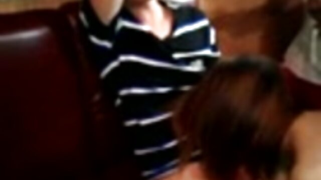 Висока дефиниција :  Две столпчиња делат едно тетовирано пиле во спалната соба Бесплатни видео клипови 