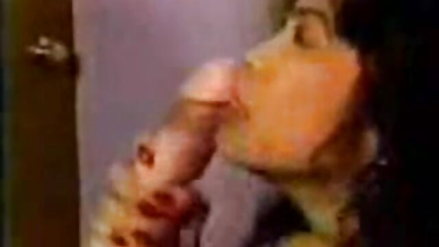 Висока дефиниција :  Две убави дами делат среќен дечко во жешка тројка Бесплатни видео клипови 