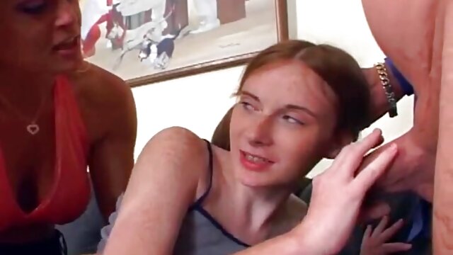 Висока дефиниција :  Русокоса девојка јаде два кура од откачен маж и силно се бушава Бесплатни видео клипови 