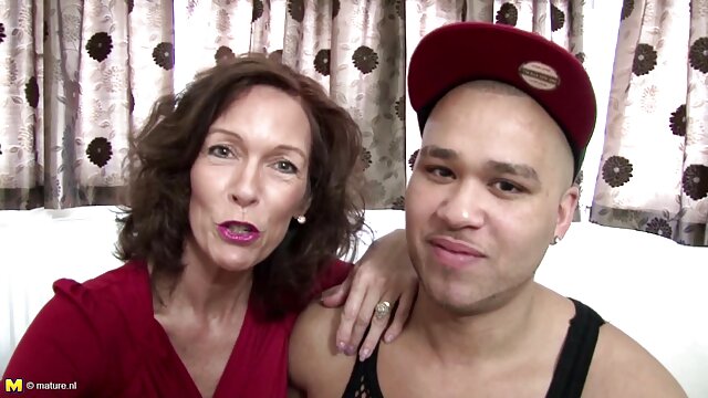Висока дефиниција :  Феникс Мари и Џејден Кол имаат лезбејска интеракција со фетиш на нозете Бесплатни видео клипови 