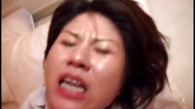 Висока дефиниција :  Прекрасната тинејџерка Алина е нападната дома Бесплатни видео клипови 