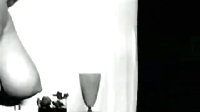 Висока дефиниција :  Среќната тинејџерска курва има анален секс со искусен партнер на каучот Бесплатни видео клипови 